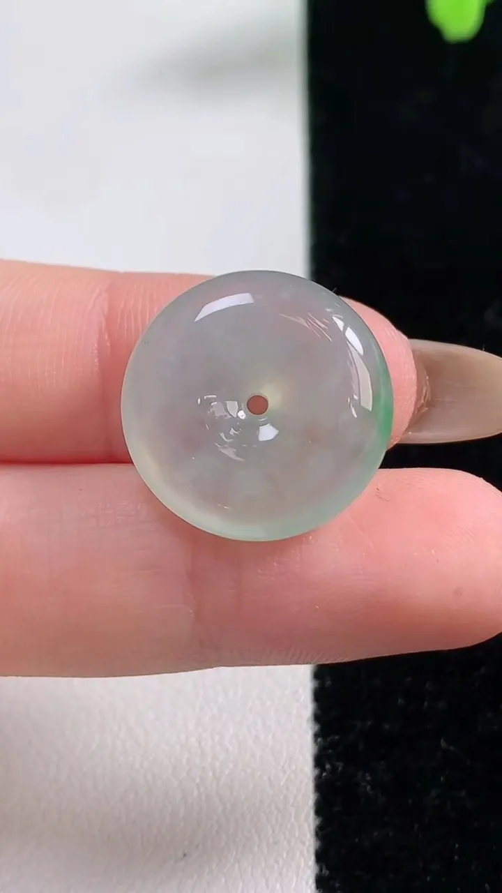 天然A货翡翠小平安扣吊坠，尺寸18.8-4.7，重量:3.48g
11月10日