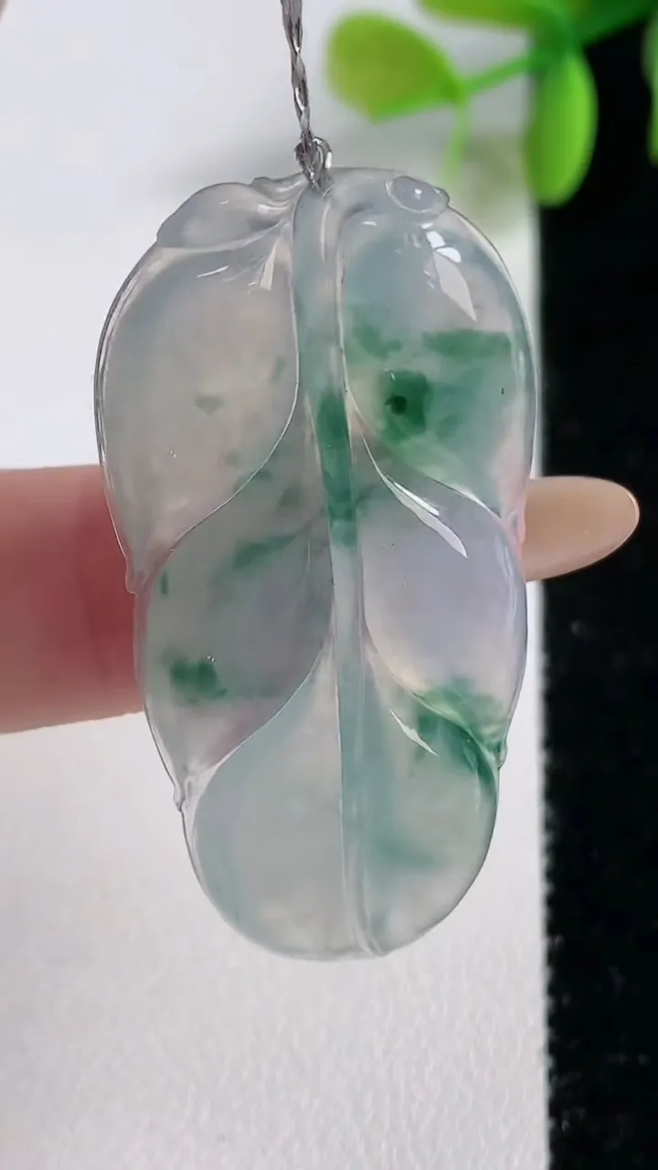 天然A货翡翠冰种飘花金枝玉叶 叶子吊坠，尺寸42.5-21.7-4.6，重量:7.54g
11月10