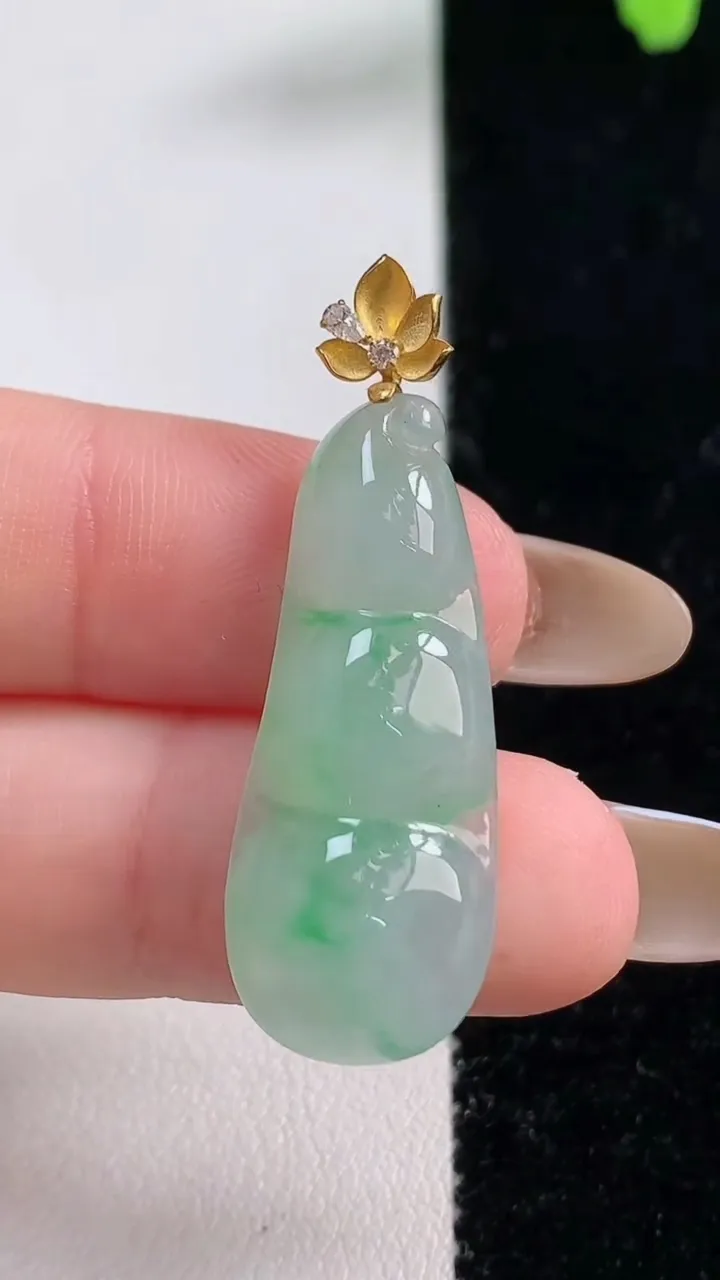 天然A货翡翠福豆吊坠，尺寸31.2-12.8-5.2，重量:3.81g
11月10日