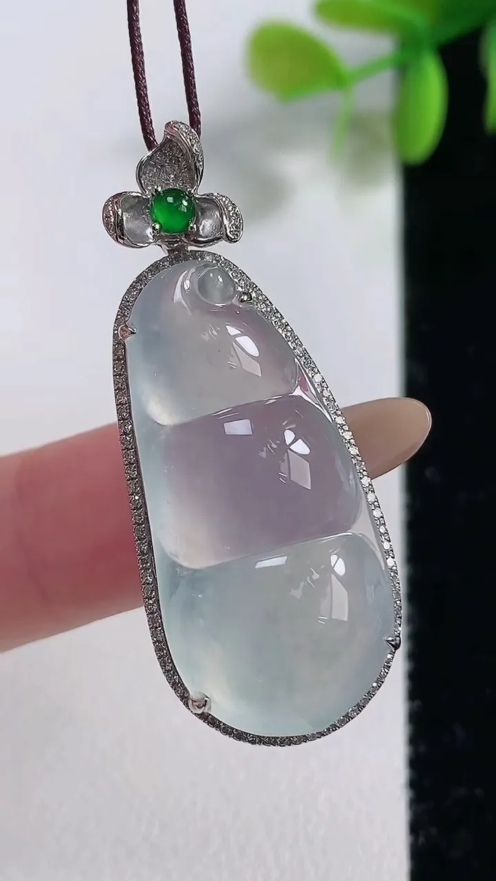 天然A货翡翠福豆吊坠，尺寸40-16.3-10裸石30.3-14.3，重量:7.06g
11月10日