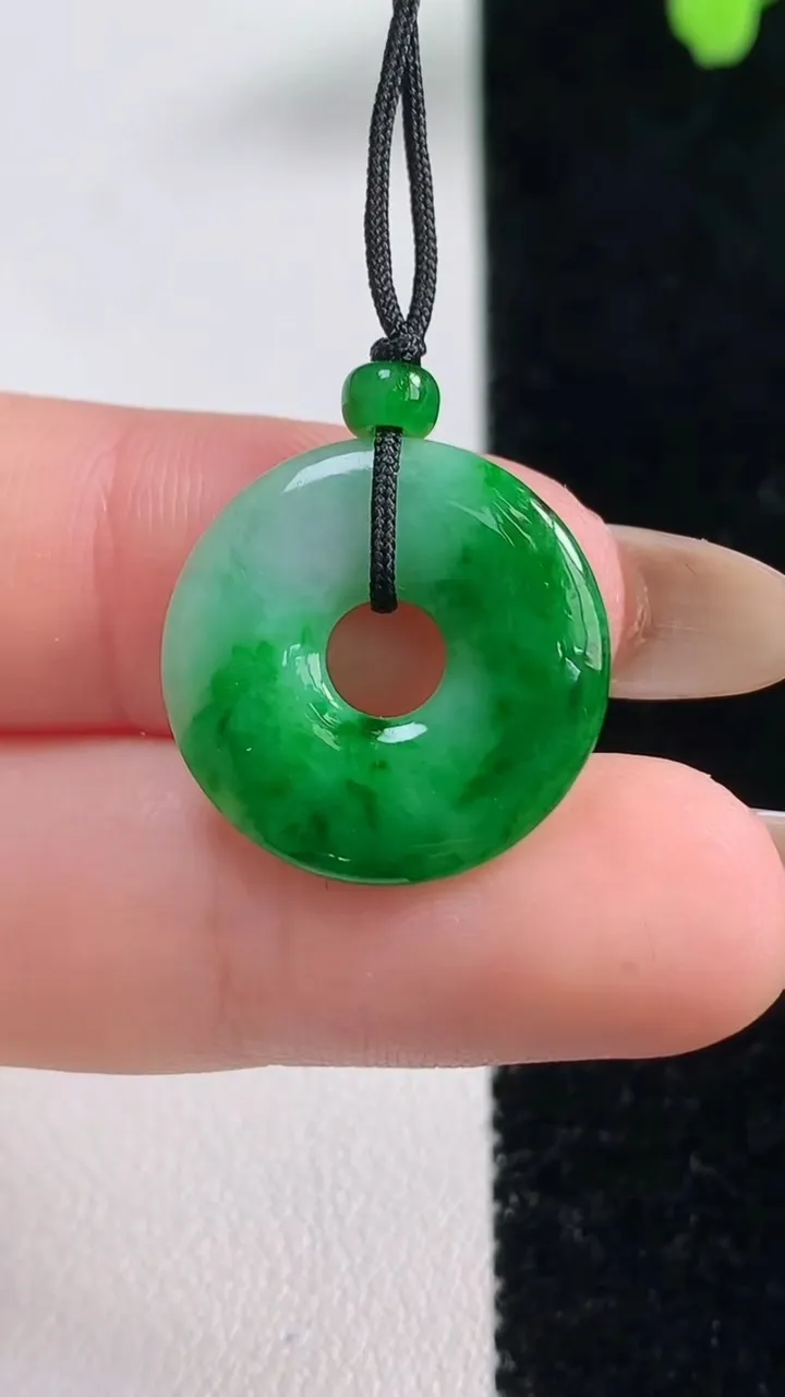 天然A货翡翠平安环吊坠，尺寸19-2.7，重量:2.13g
11月10日