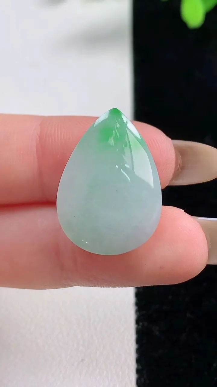 天然A货翡翠水滴镶嵌件，尺寸22.6-16-9，重量:5.43g
11月10日