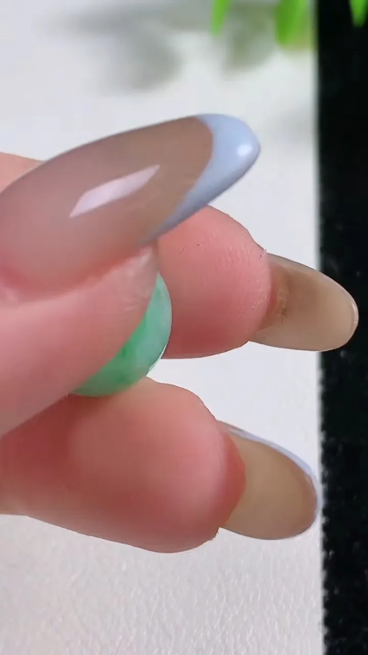 天然A货翡翠圆珠吊坠，尺寸12.7，重量:3.90g
11月10日