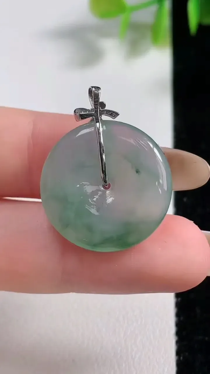 天然A货翡翠种飘花平安扣吊坠，尺寸21.3-3.6，重量:3.84g
11月10日