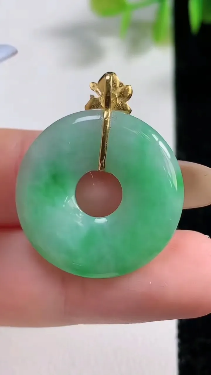 天然A货翡翠平安环吊坠，尺寸24.7-3.3，重量:4.27g
11月10日