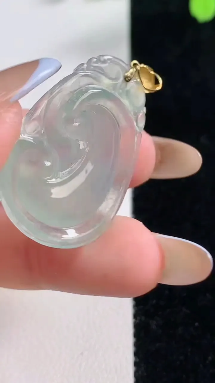 天然A货翡翠如意吊坠，尺寸32.6-22.7-5.4，重量:5.66g
11月10日