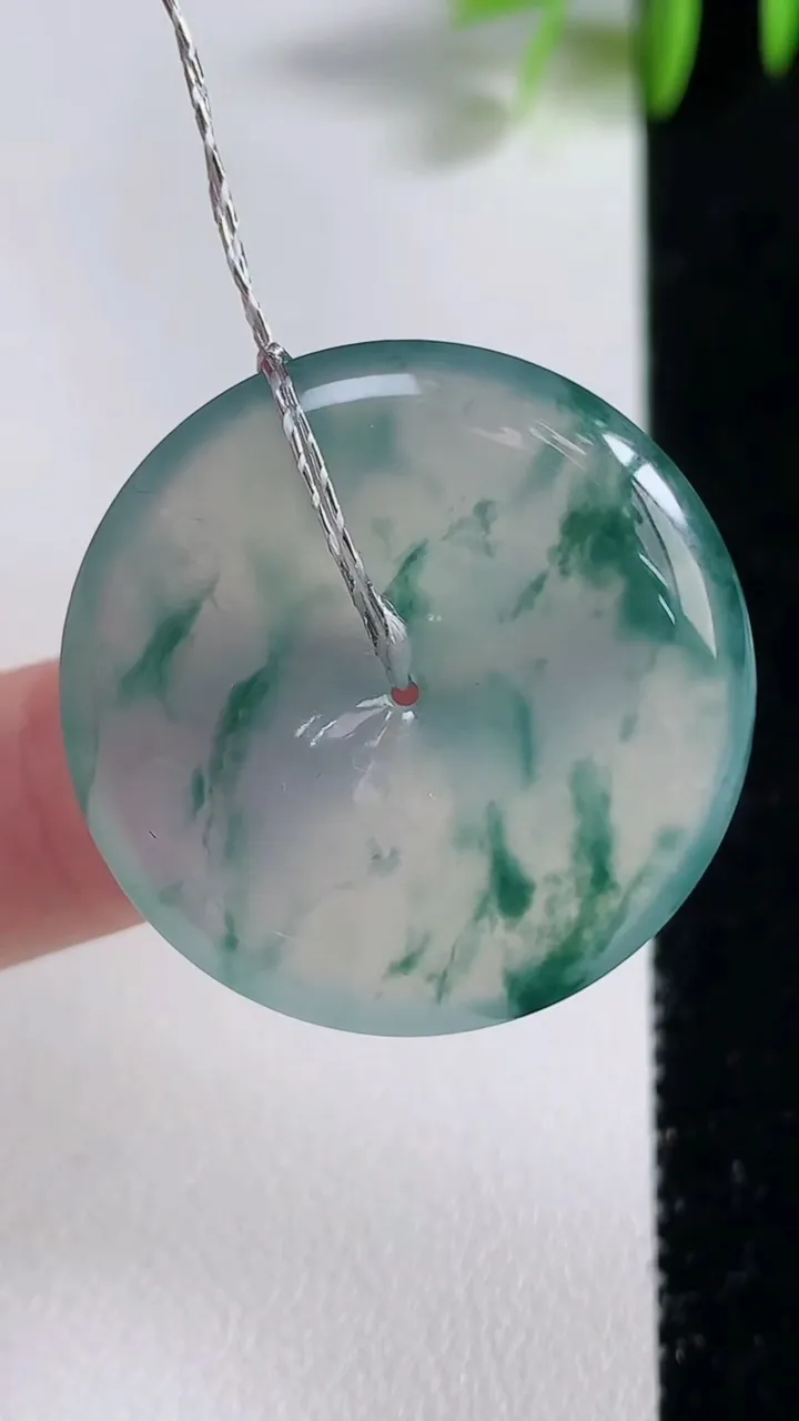 天然A货翡翠种飘花平安扣吊坠，尺寸29.4-5.7，重量:10.50g
11月10日