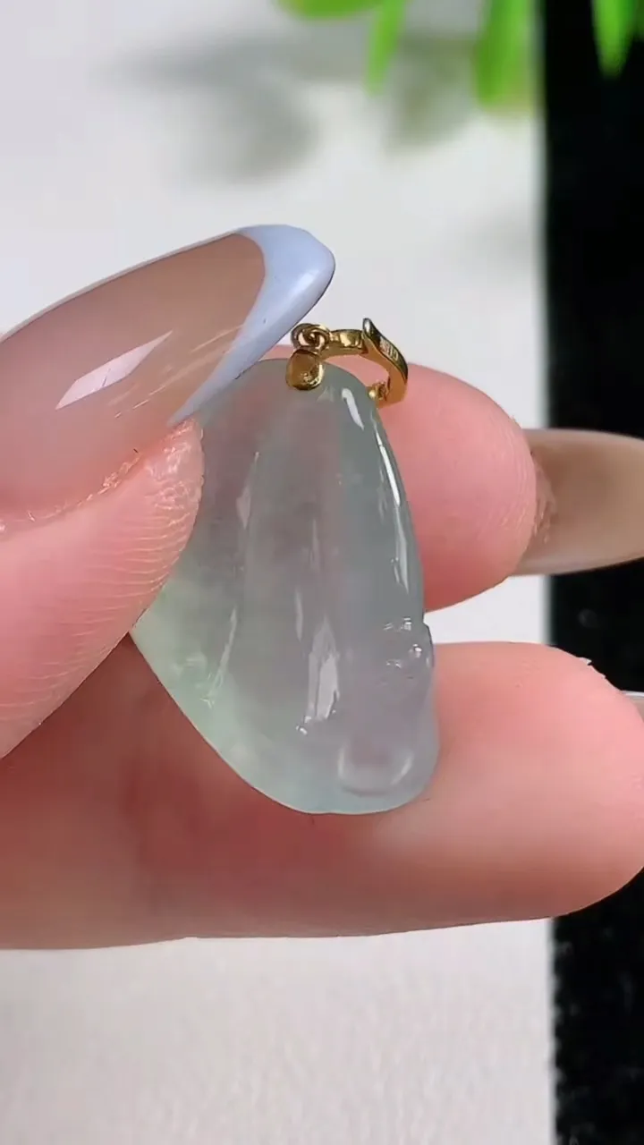 天然A货翡翠莲蓬吊坠，尺寸21.5-13.2-8.5，重量:3.75g
11月10日