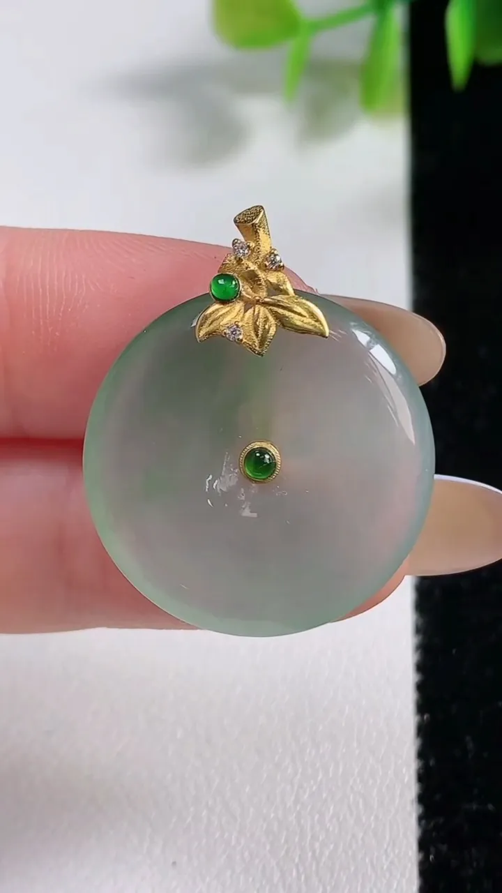 天然A货翡翠平安扣吊坠，尺寸24-3.8，重量:5.11g
11月10日