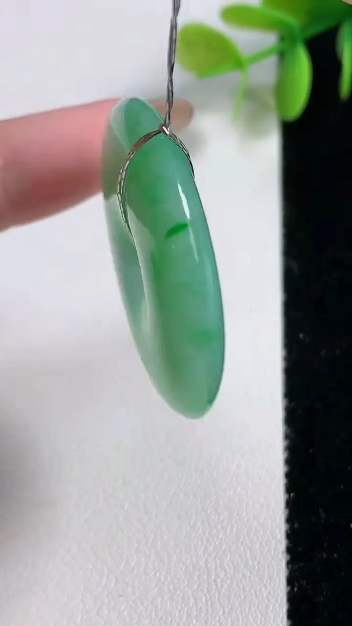 天然A货翡翠平安扣吊坠，尺寸35.7-7，重量:19.10g
11月10日