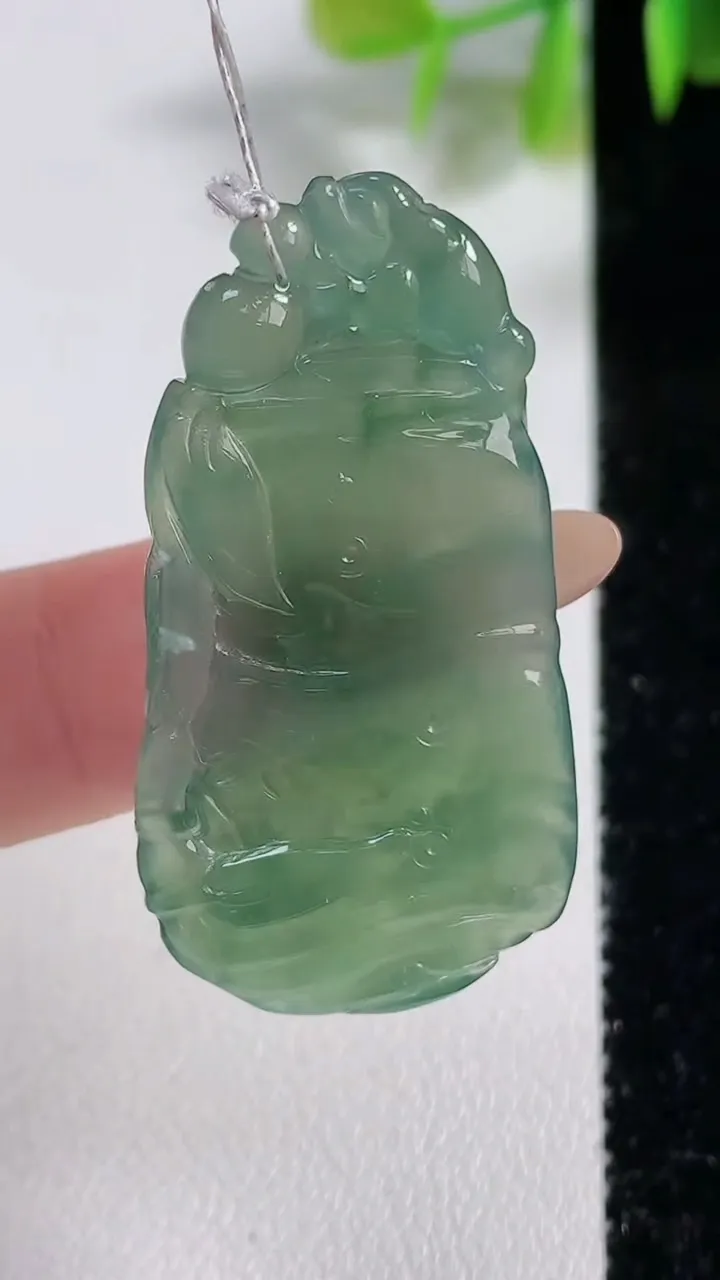 天然A货翡翠节节高升 竹节吊坠，尺寸40.5-19.8-4.3，重量:8.18g
11月10日