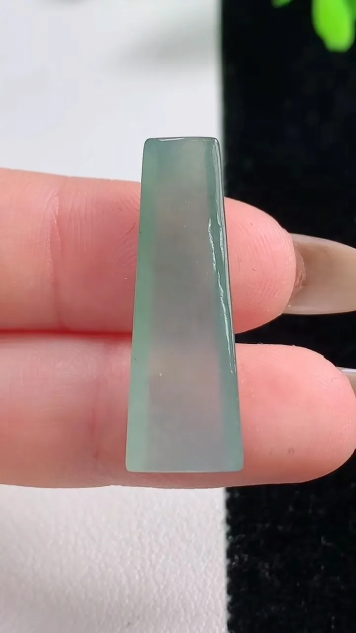 天然A货翡翠无事牌吊坠 镶嵌件，尺寸29.6-9.3-4.2，重量:2.64g
11月10日