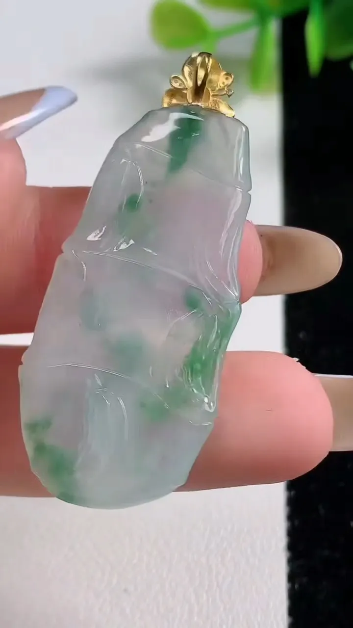 天然A货翡翠种飘花节节高升 竹节吊坠，尺寸40.8-18.7-3.8，重量:7.57g
11月10日