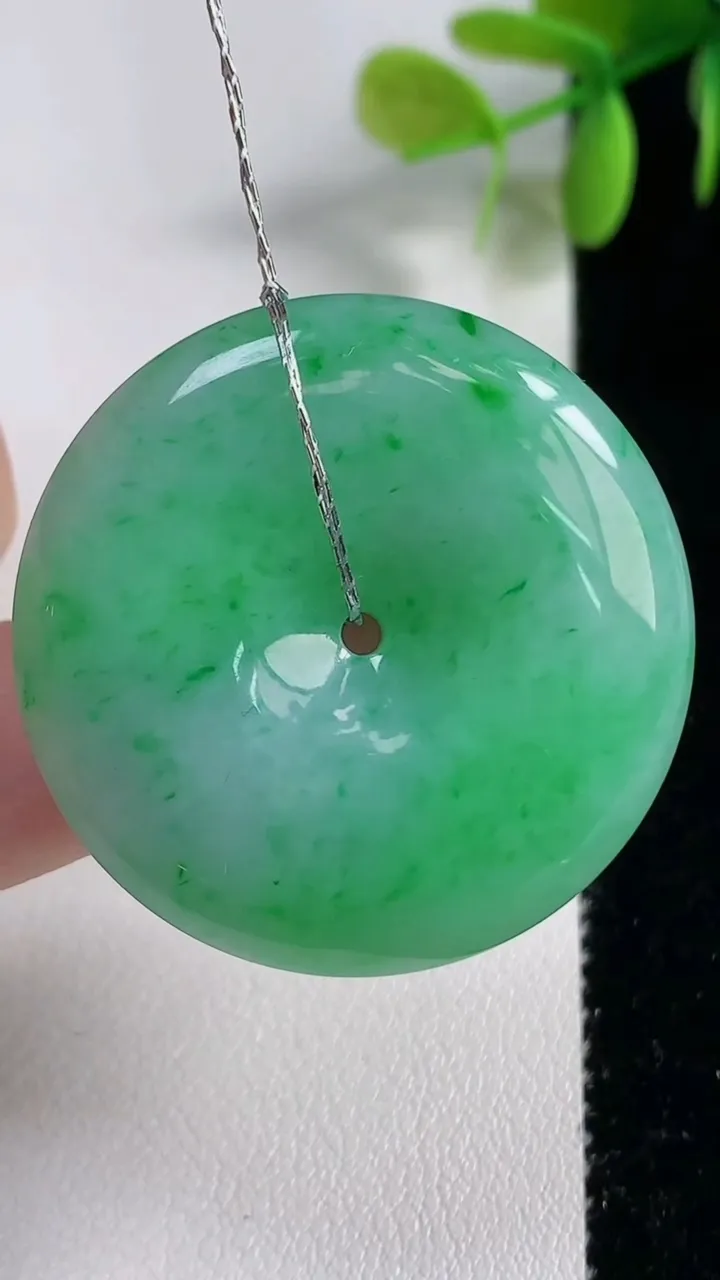 天然A货翡翠平安扣吊坠，尺寸35.7-7，重量:19.10g
11月10日