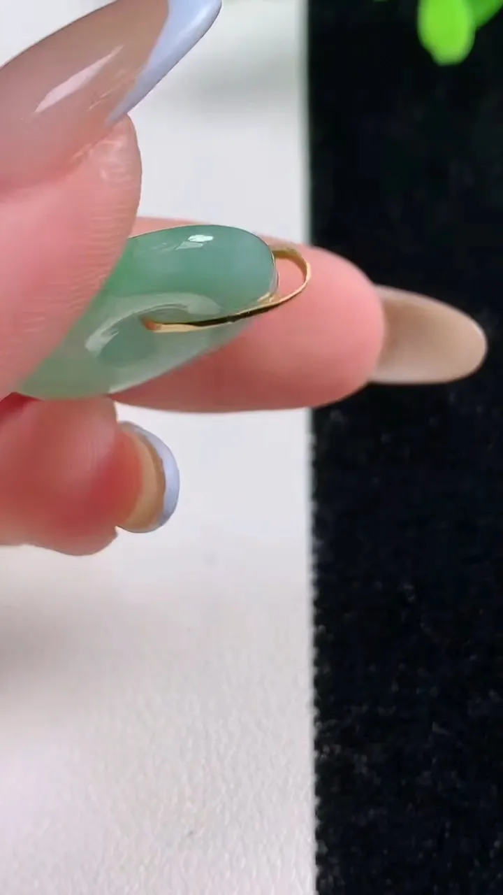 天然A货翡翠平安扣吊坠，尺寸21.4-3.5，重量:3.92g
11月10日