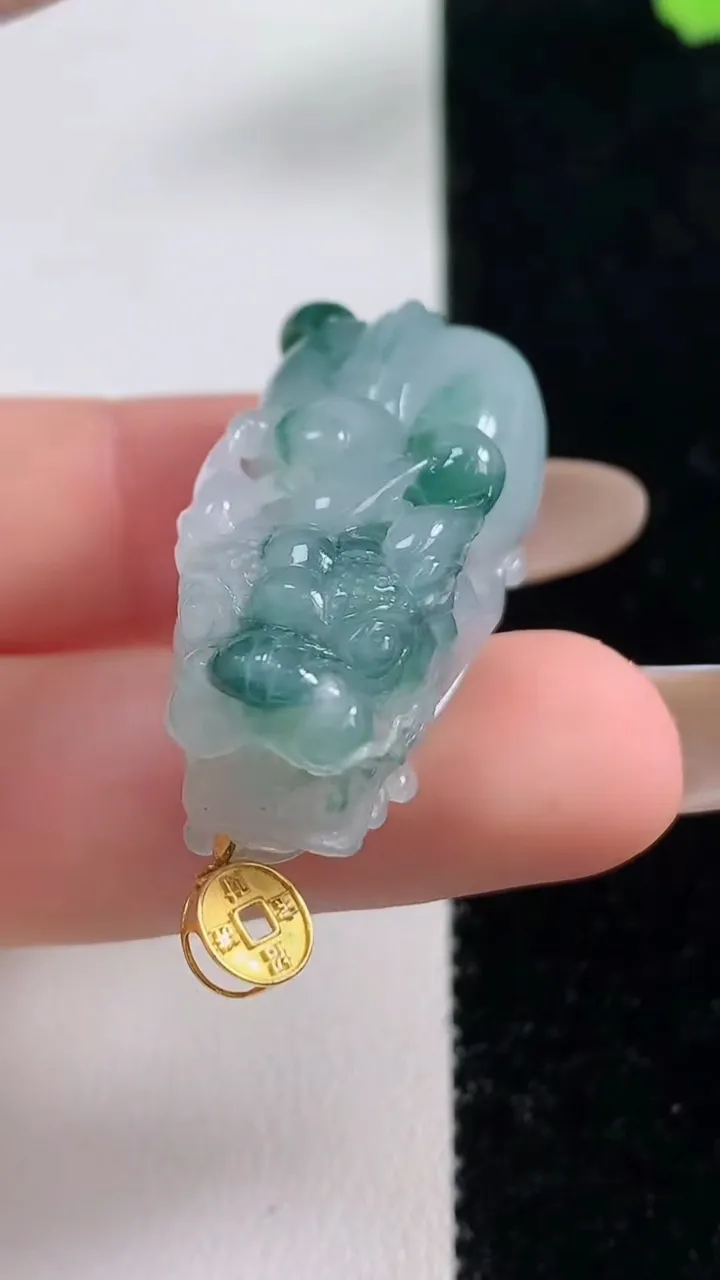 天然A货翡翠种飘花貔貅吊坠，尺寸32.5-15.3-13，重量:14.32g
11月10日