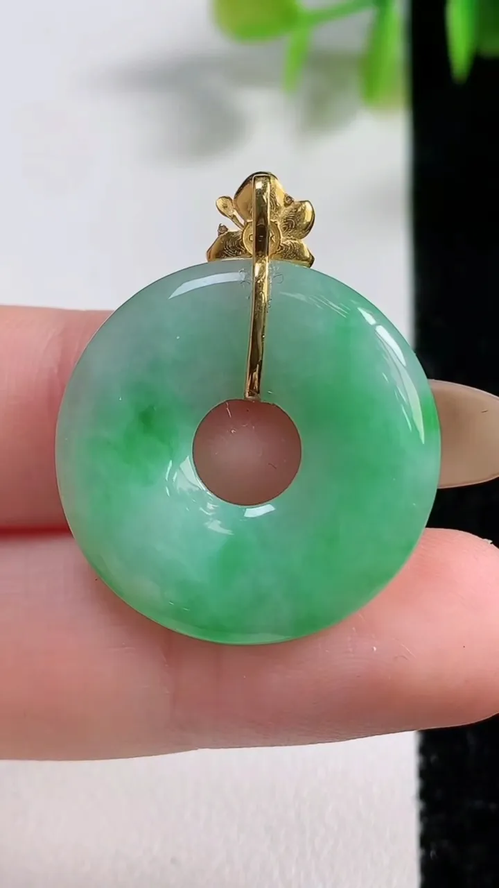 天然A货翡翠平安环吊坠，尺寸24.7-3.3，重量:4.27g
11月10日