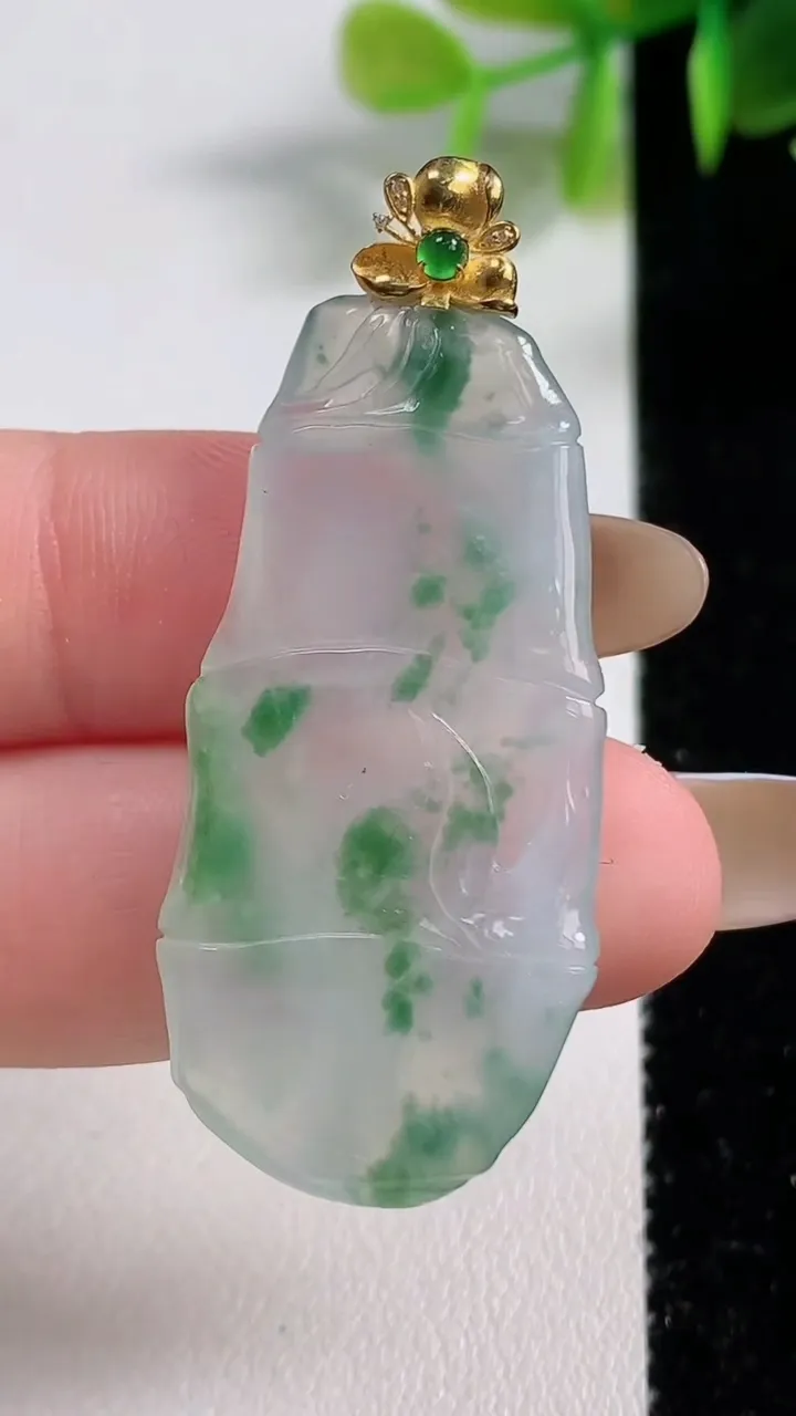 天然A货翡翠种飘花节节高升 竹节吊坠，尺寸40.8-18.7-3.8，重量:7.57g
11月10日