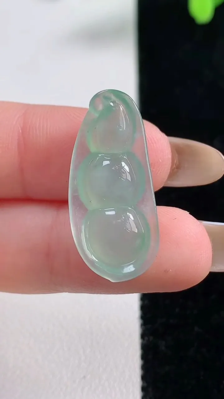 天然A货翡翠福豆吊坠，尺寸27.5-12.8-5.2，重量:2.76g
11月10日