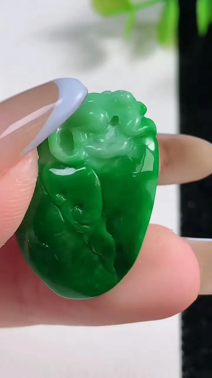 天然A货翡翠福瓜吊坠，尺寸27.5-17.2-12，重量:9.17g
11月10日