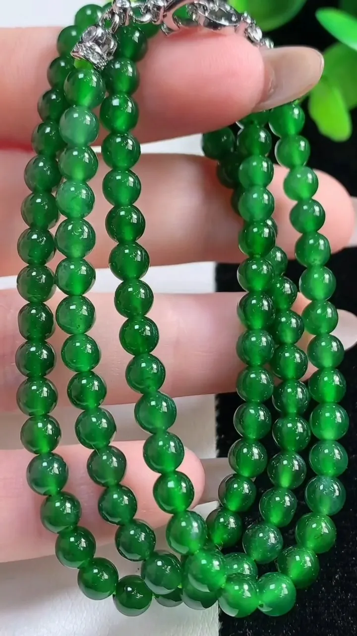 天然A货翡翠圆珠项链103颗，尺寸4.8，重量:22.25g
11月10日