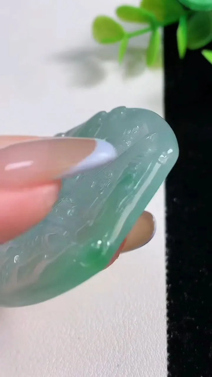 天然A货翡翠虚空藏菩萨吊坠，尺寸49.4-44.3-4.7，重量:22.28g
11月10日