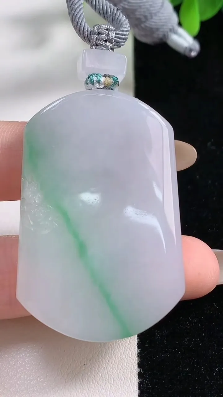 天然A货翡翠无事牌吊坠，尺寸47.3-32-6.2，重量:28.27g
11月10日