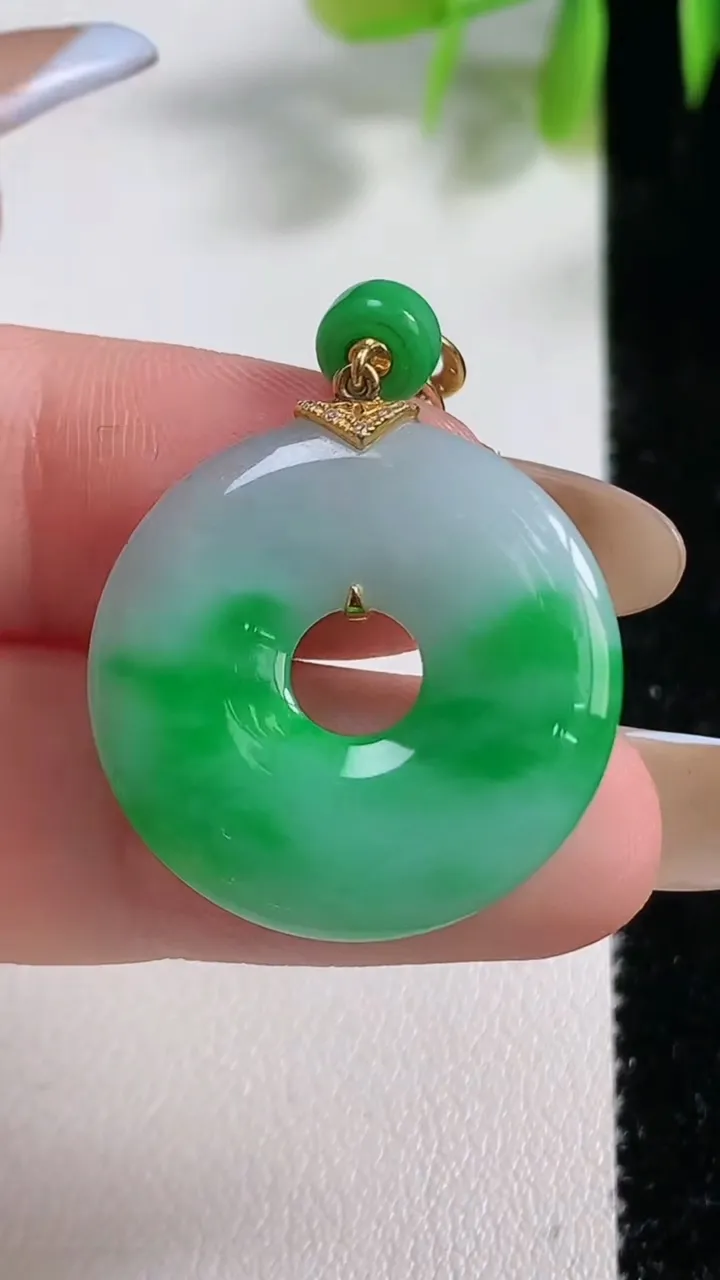 天然A货翡翠平安环吊坠，尺寸24-3.6，重量:5.11g
11月10日
