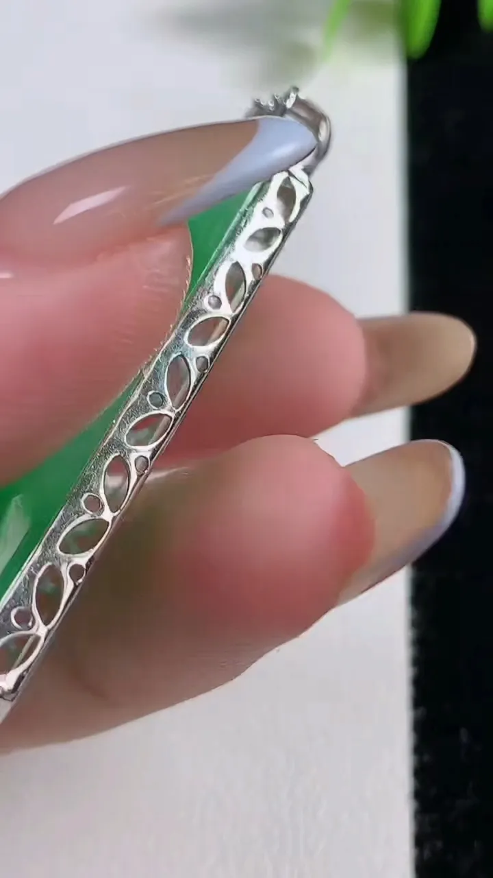 天然A货翡翠无事牌吊坠，尺寸54-44.7-22.7-7.1，重量:13.39g
11月10日