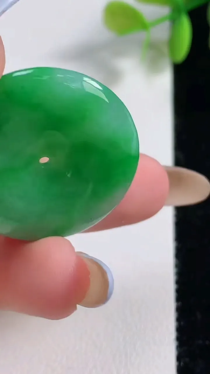 天然A货翡翠平安扣吊坠，尺寸29.8-5，重量:10.00g
11月10日