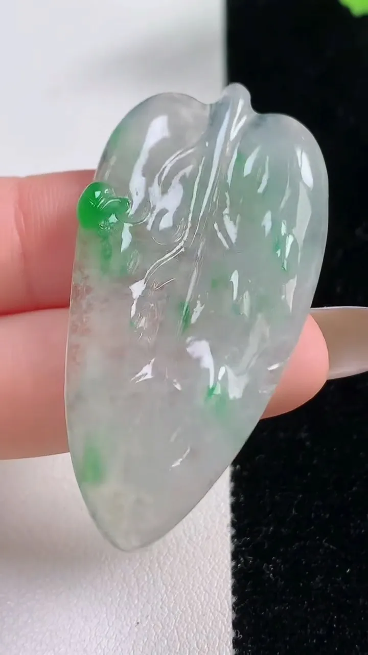 天然A货翡翠金枝玉叶 叶子吊坠，尺寸51.3-27-4，重量:12.21g
11月10日