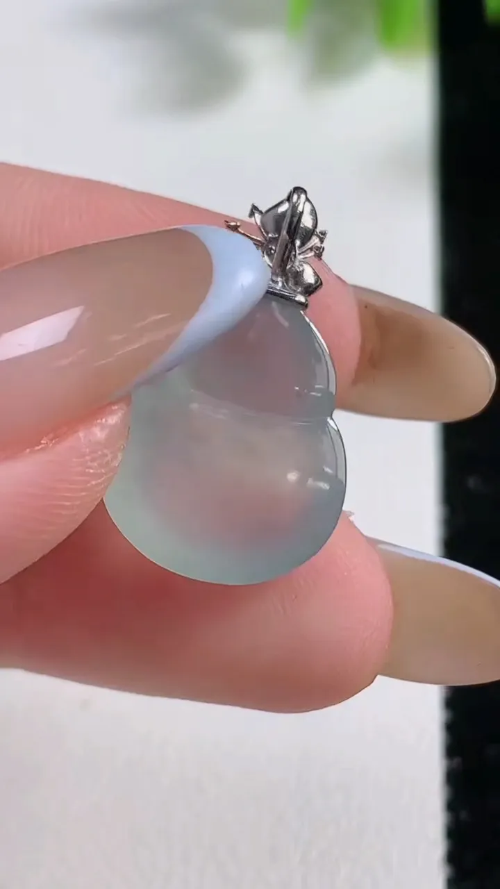 天然A货翡翠种飘花葫芦吊坠，尺寸16.8-13.6-5，重量:2.12g
11月10日
