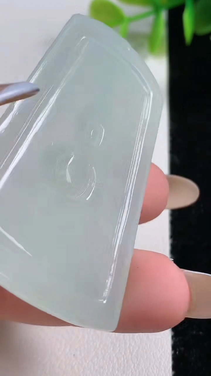 天然A货翡翠普贤菩萨吊坠，尺寸54.7-34.81-5.1，重量:22.33g
11月10日