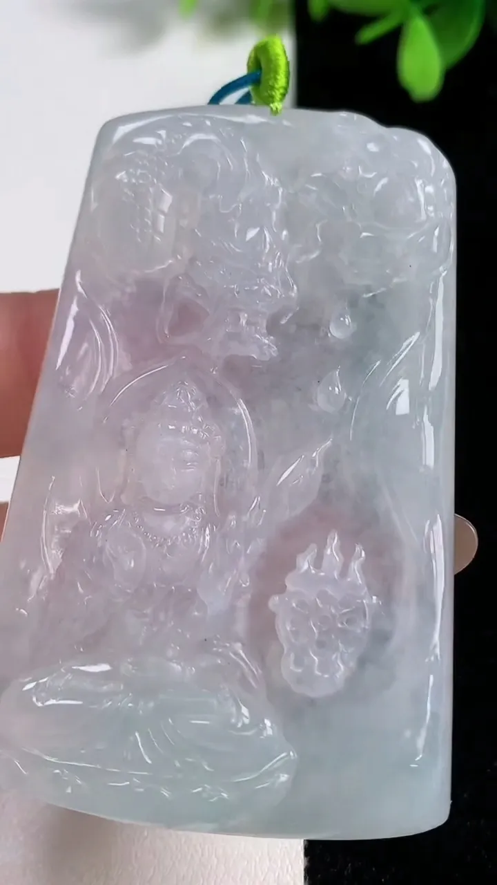 天然A货翡翠虚空藏菩萨吊坠，尺寸64-40.3-6.1，重量:33.97g
11月10日