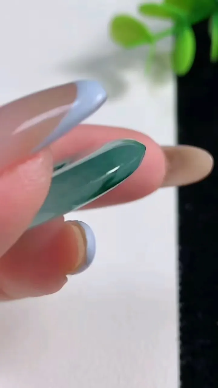 天然A货翡翠种飘花平安扣吊坠，尺寸30.3-5.5，重量:10.59g
11月10日