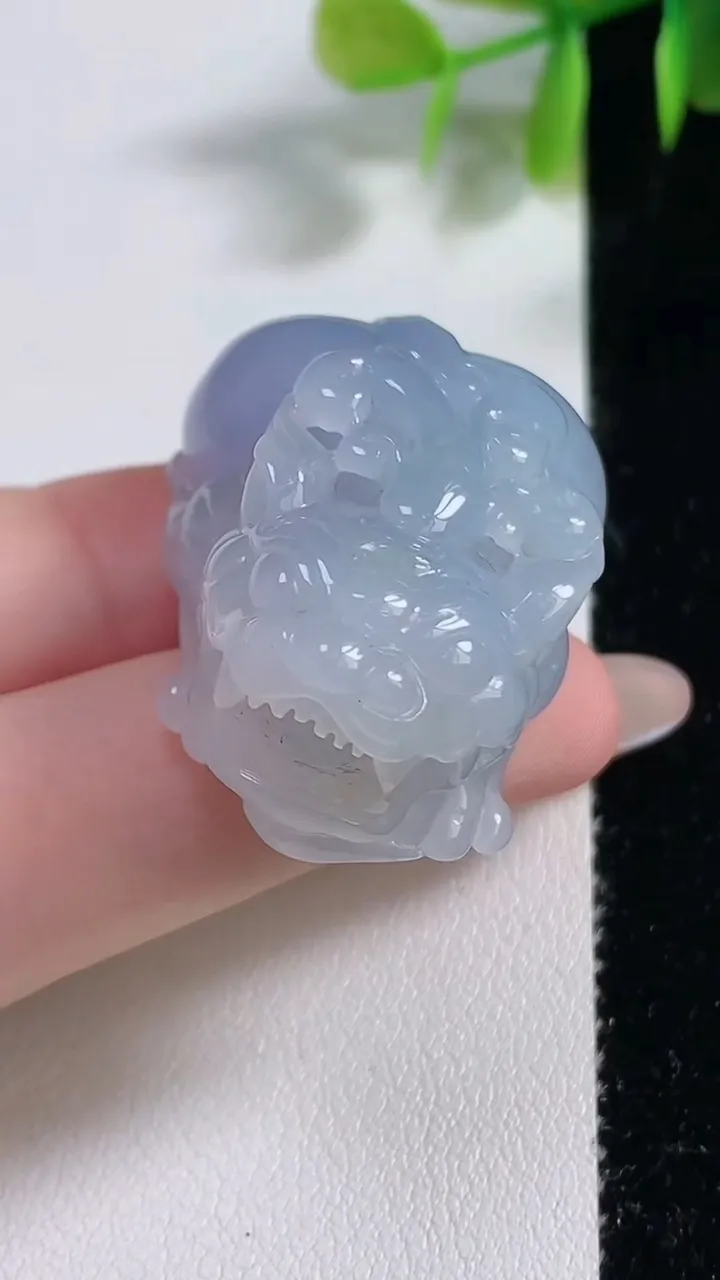 天然A货翡翠冰种紫罗兰貔貅吊坠，尺寸37.5-26.4-18.8，重量:32.96g
11月10日