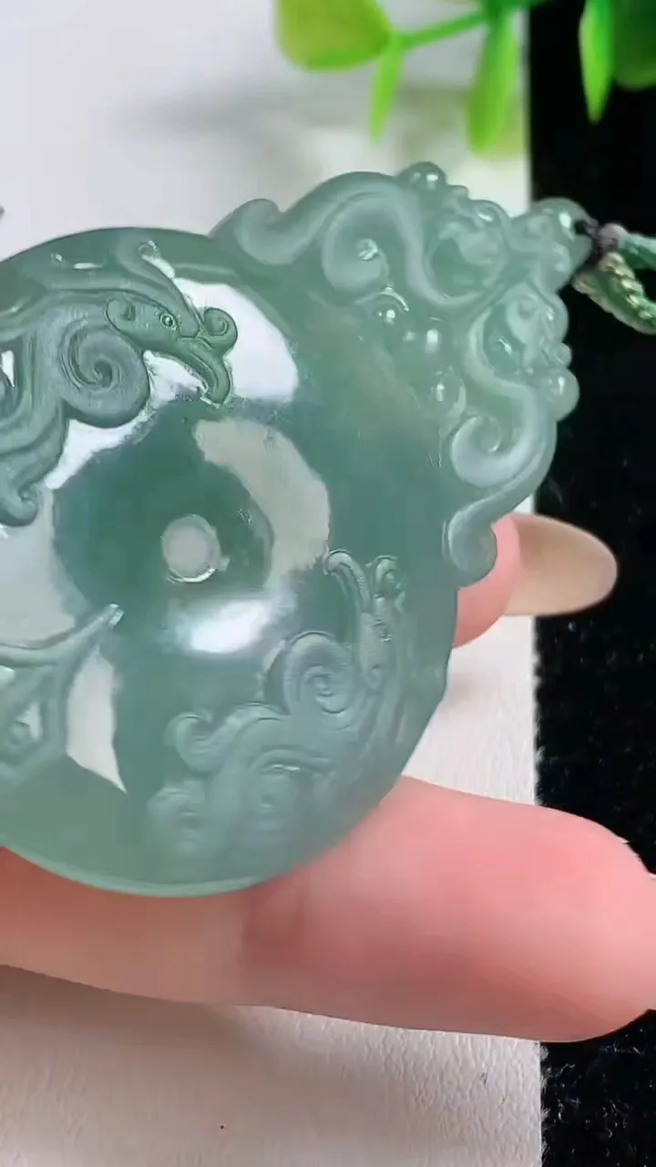 天然A货翡翠仿古平安扣吊坠，尺寸60.3-38.4-6.1，重量:25.68g
11月10日