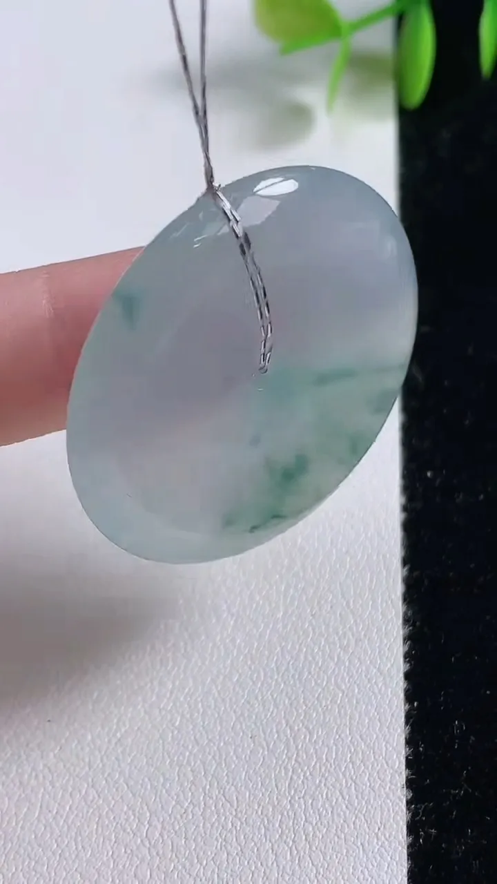 天然A货翡翠种飘花平安扣吊坠，尺寸35.2-5.9，重量:15.69g
11月10日