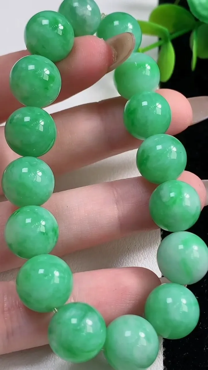天然A货翡翠圆珠手串16颗，尺寸12，重量:46.89g11月10日
工厂直销收藏佳品,种好水足，色泽均匀，有种有色，上手高大气！