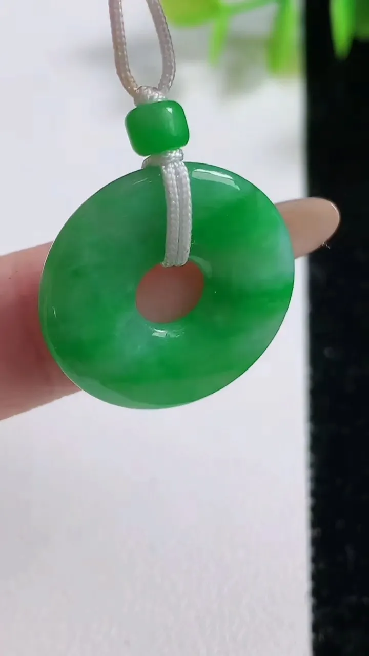 天然A货翡翠平安环吊坠，尺寸21.6-3.4，重量:3.48g
11月10日