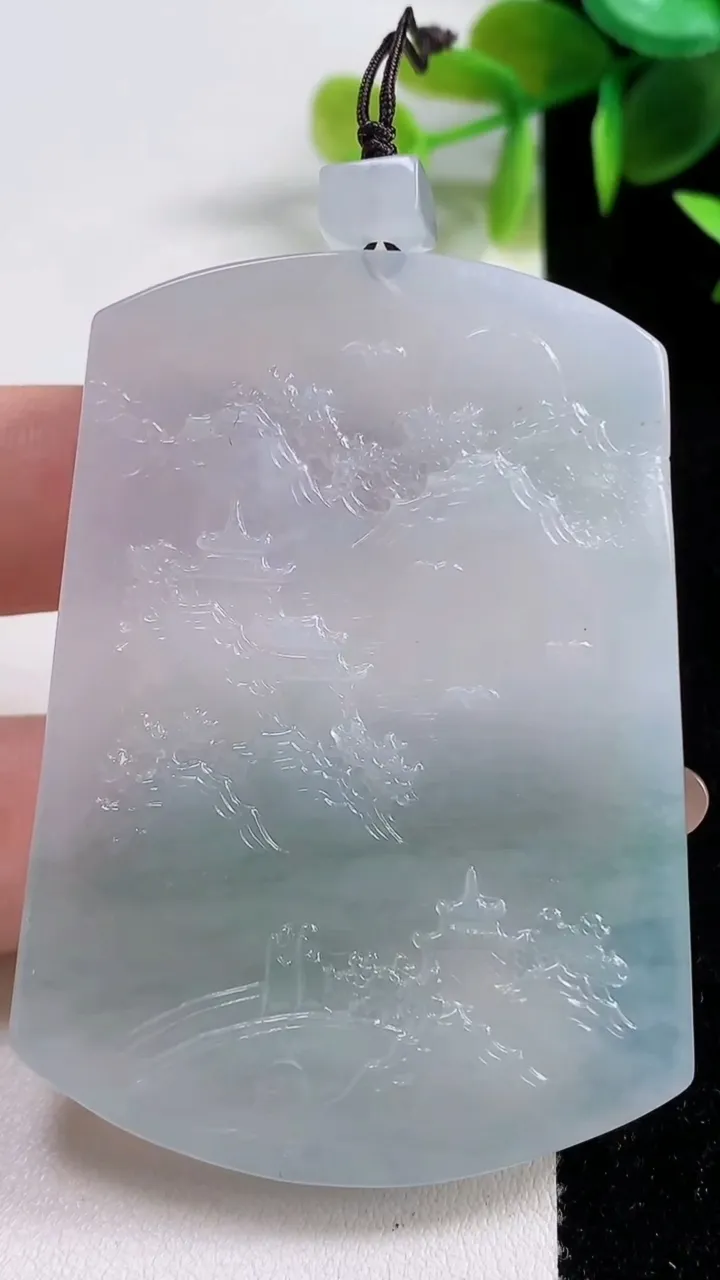 天然A货翡翠牌吊坠，尺寸61-44.3-4.5，重量:33.63g
11月10日