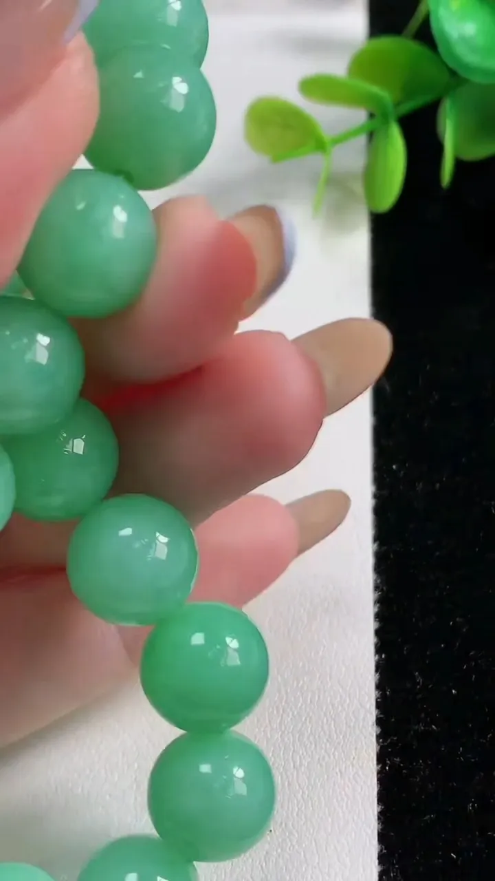 天然A货翡翠圆珠手串18颗，尺寸11.7，重量:51.50g11月10日
工厂直销收藏佳品,种好水足，色泽均匀，有种有色，上手高大气！