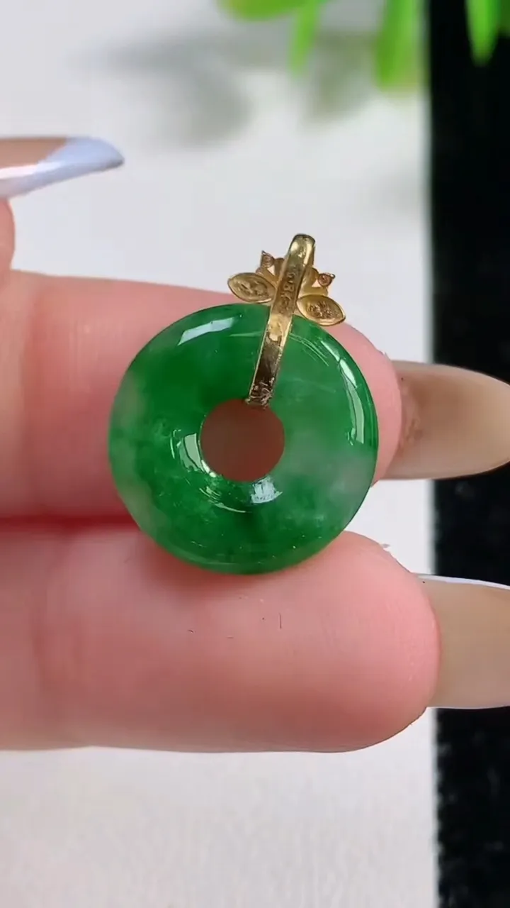 天然A货翡翠平安环吊坠，尺寸16-3.7，重量:2.00g
11月10日