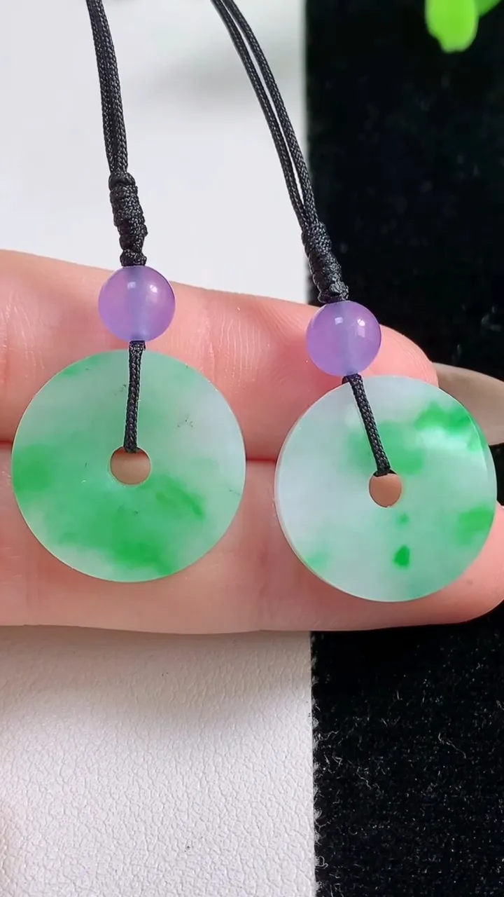 天然A货翡翠平安扣吊坠一对，尺寸19.2-2.8，重量:5.67g
11月10日