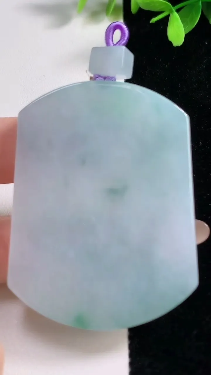 天然A货翡翠冰种飘花无事牌吊坠，尺寸56.4-42.3-6，重量:41.41g
11月10日