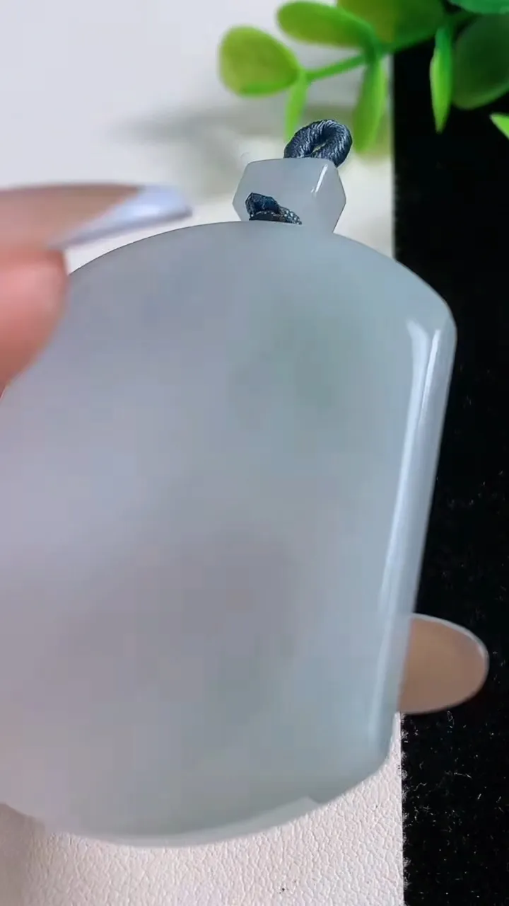 天然A货翡翠无事牌吊坠，尺寸52.7-40.2-6，重量:34.61g
11月10日