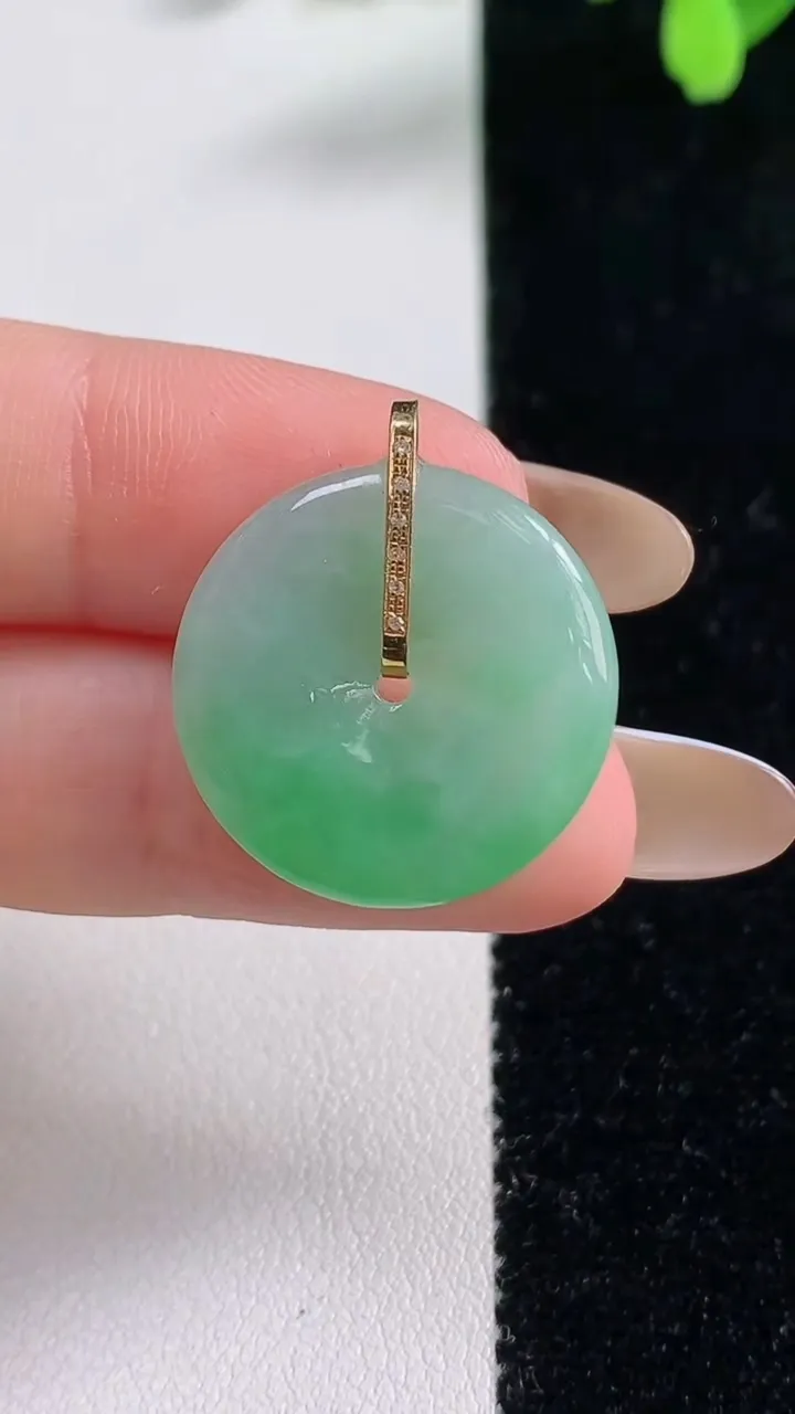 天然A货翡翠平安扣吊坠，尺寸21.4-3.5，重量:3.92g
11月10日