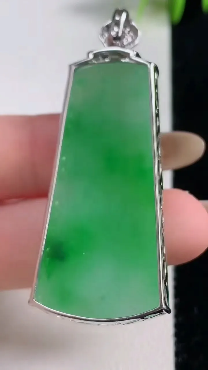 天然A货翡翠无事牌吊坠，尺寸54-44.7-22.7-7.1，重量:13.39g
11月10日