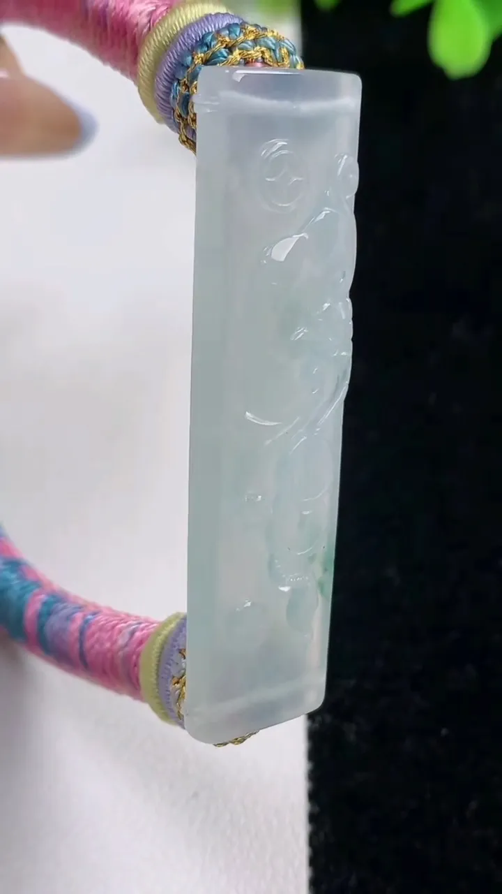 天然A货翡翠冰种飘花如意手牌 手绳，尺寸50-12.4-5.6，重量:21.60g
11月10日