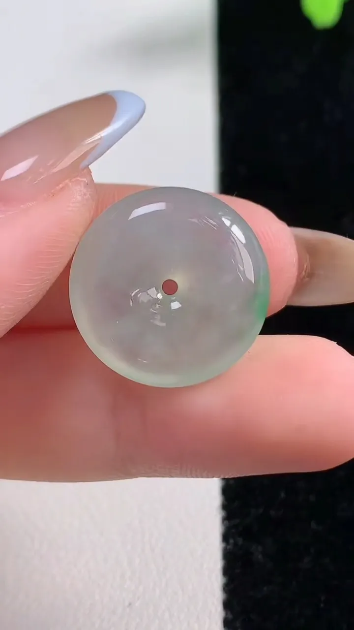 天然A货翡翠小平安扣吊坠，尺寸18.8-4.7，重量:3.48g
11月10日